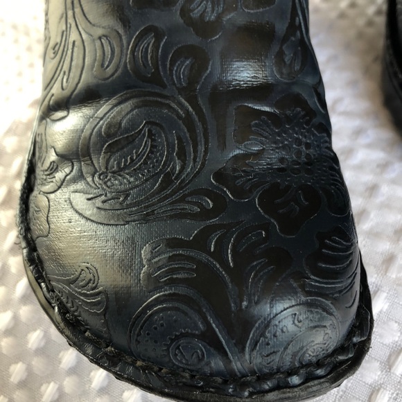 b.ø.c. Peggy Slip-On Embossed Clog - Picture 8 of 12